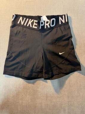 Nike Pro Women's Dri-FIT Mid-Rise Compression Training Shorts